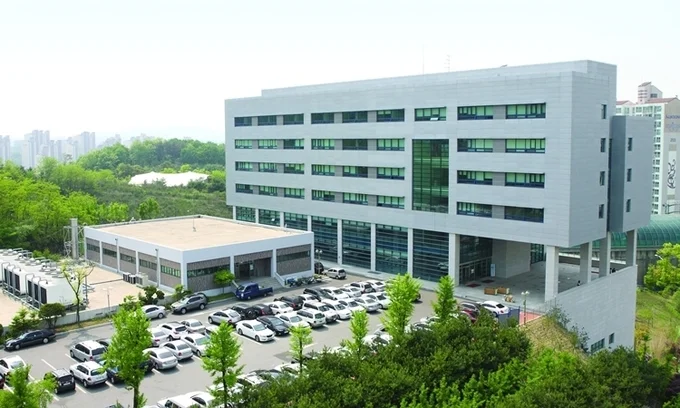 D 대학교 건물 외관